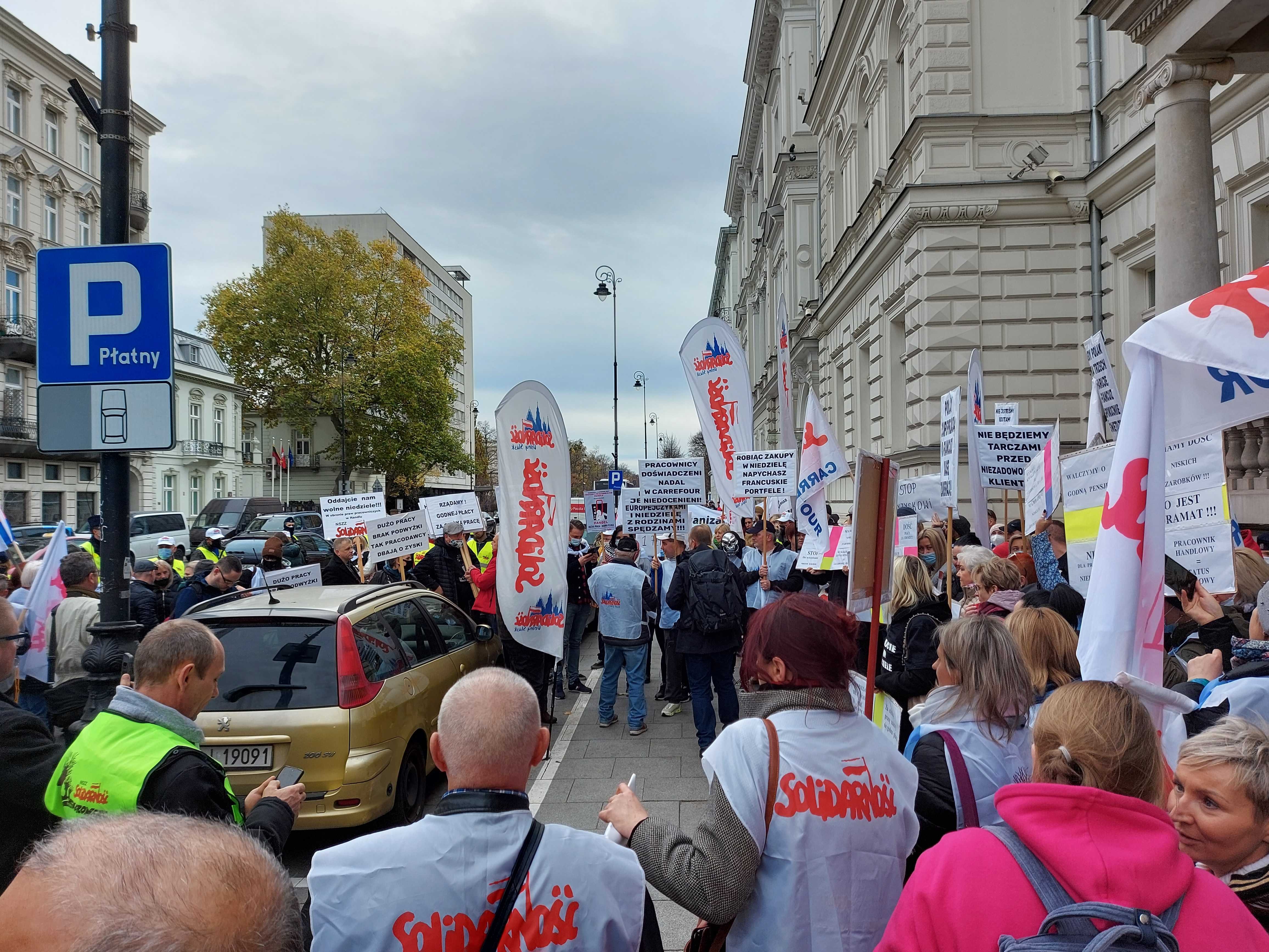 Protest pracowników sieci handlowych należących do NSZZ Solidarność przed siedzibą Polskiej Organizacji Handlu i Dystrybucji