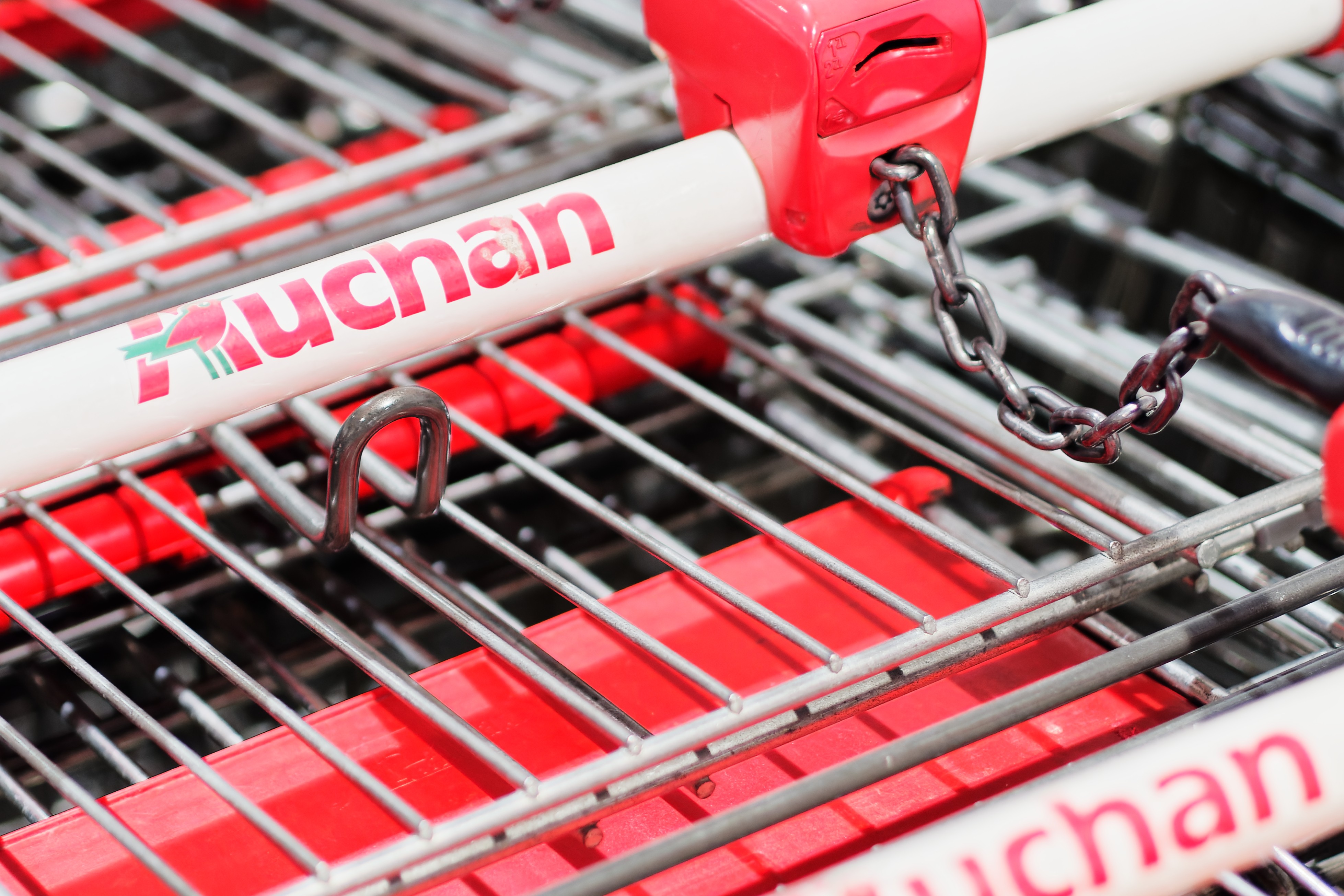 Auchan Retail Polska wprowadzi w swoich sklepach usługi kurierskie i pocztowe
