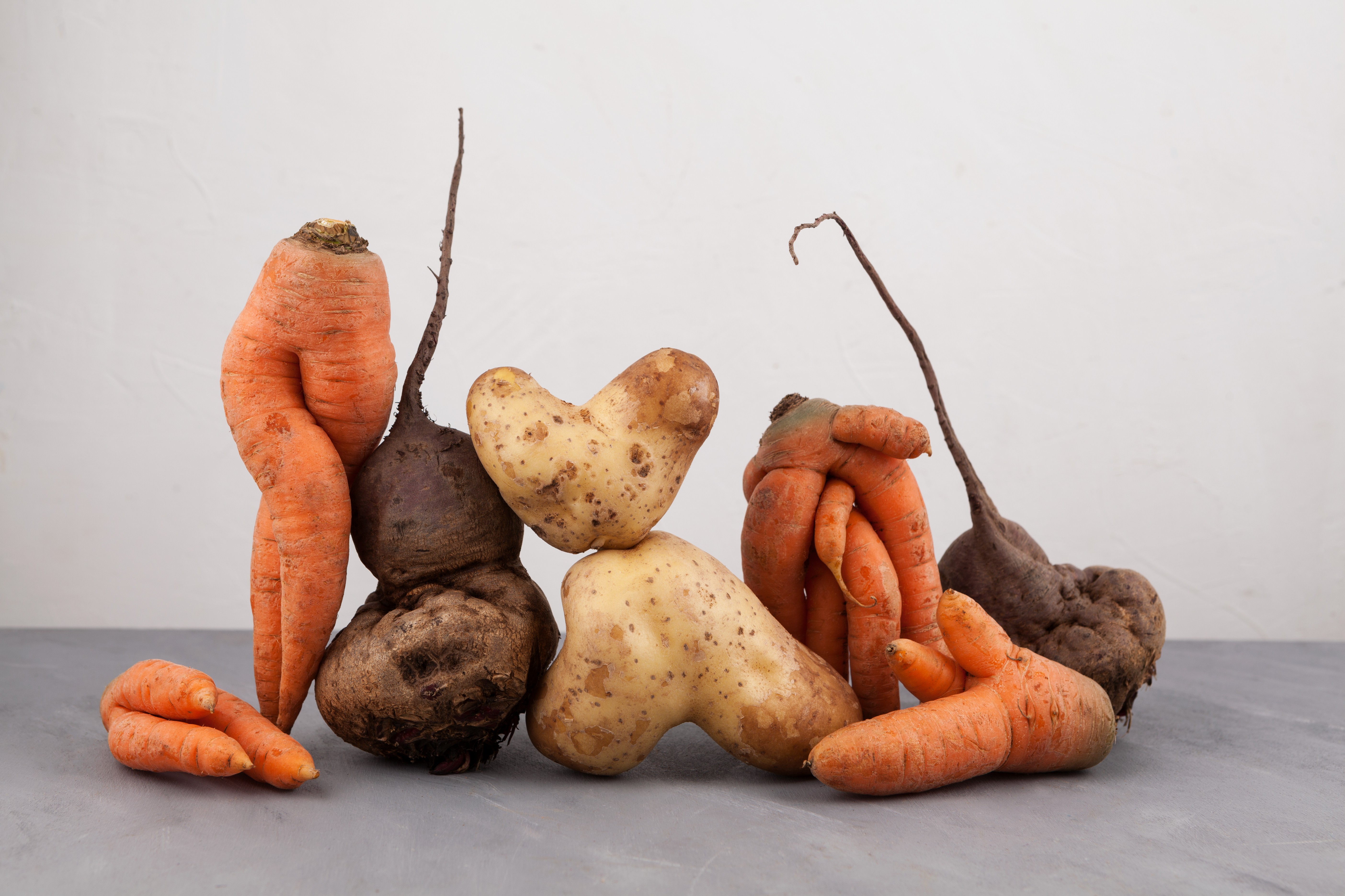 Sieci handlowe coraz częściej przekonują klientów, że warzywa nie zawsze muszą być idealnie symetryczne, aby nadawały się do jedzenia